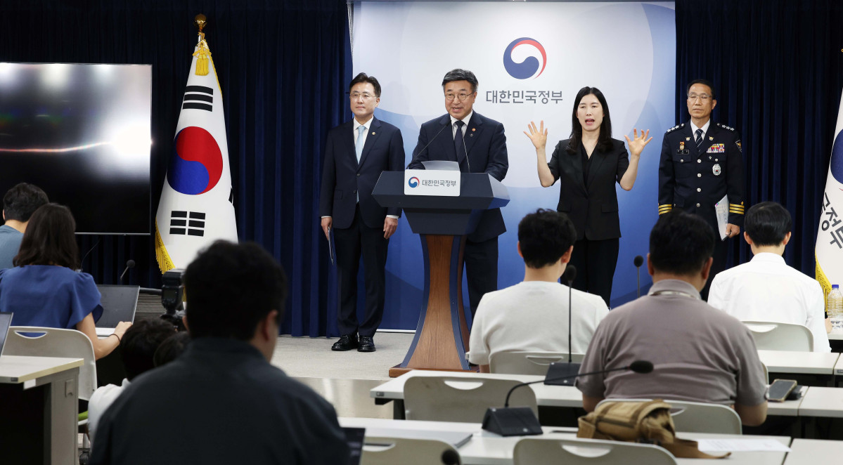 ▲윤호중 행정안전부 장관이 16일 서울 종로구 정부서울청사에서 ‘국민참정권 침해와 서울 잠실 개표소 인근 집단시위’ 관련 대국민 담화문을 발표하고 있다. 신태현 기자 holjjak@