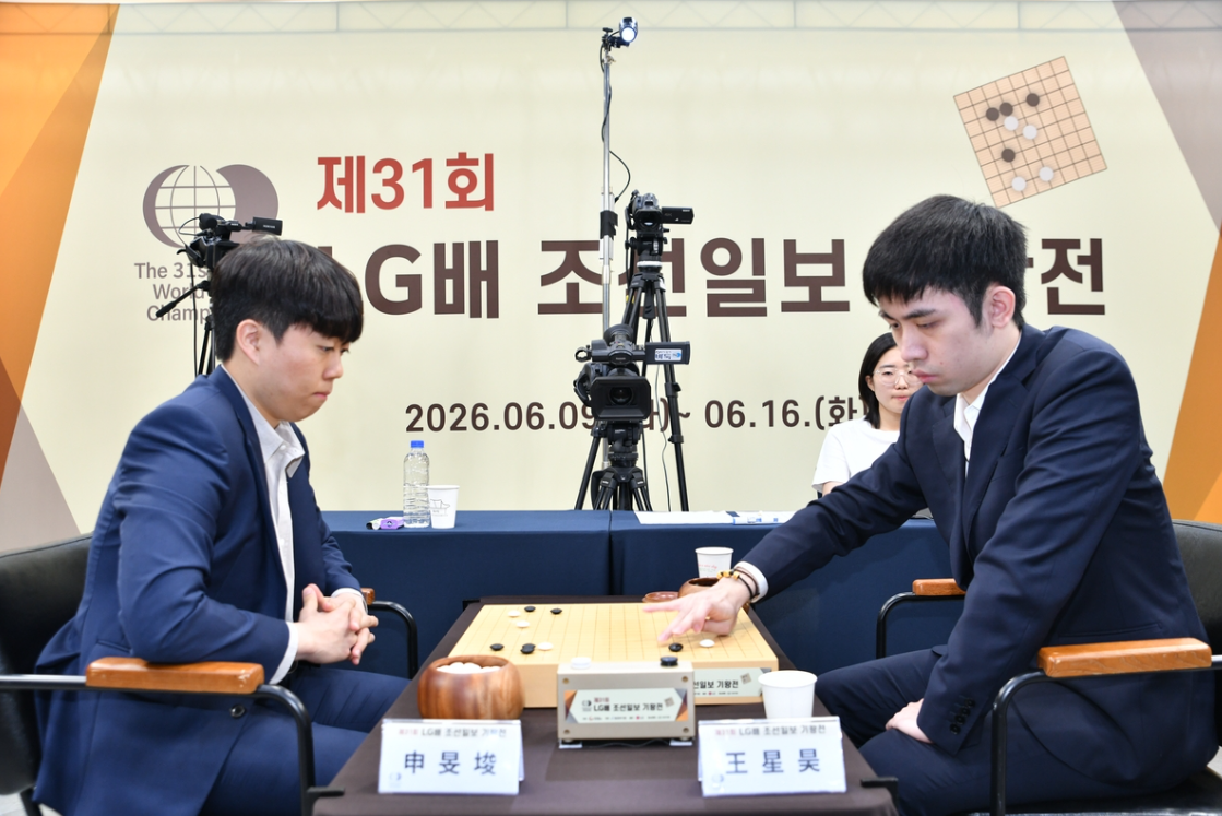 ▲제31회 LG배 조선일보 기왕전 결승 3번기 최종국에서 신민준(왼쪽) 9단이 중국의 왕싱하오 9단에게 183수 만에 백 불계패해 종합 전적 1승 2패로 준우승(상금 1억원)에 머물렀다. (사진제공=한국기원)