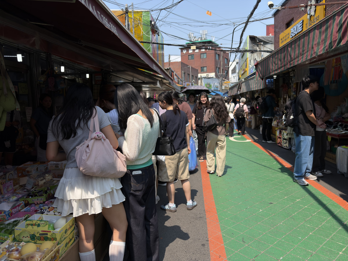 ▲서울 종로구 동묘에 위치한 완구거리, 평일 오전 10시임에도 사람들이 북적이는 모습. (황민주 기자 minchu@)