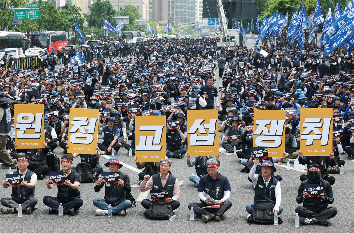 ▲10일 서울 종로구 광화문광장 인근에서 열린 전국금속노동조합(금속노조) 1만 간부 결의대회에서 참가자들이 손팻말을 들고 있다. (사진=연합뉴스)