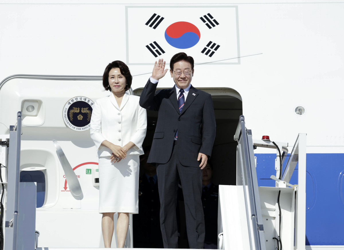 ▲이탈리아 국빈 방문 일정을 마친 이재명 대통령과 김혜경 여사가 16일(현지시간) 로마 다빈치 공항 공군 1호기에서 환송객들을 향해 인사하고 있다. 사진=연합뉴스