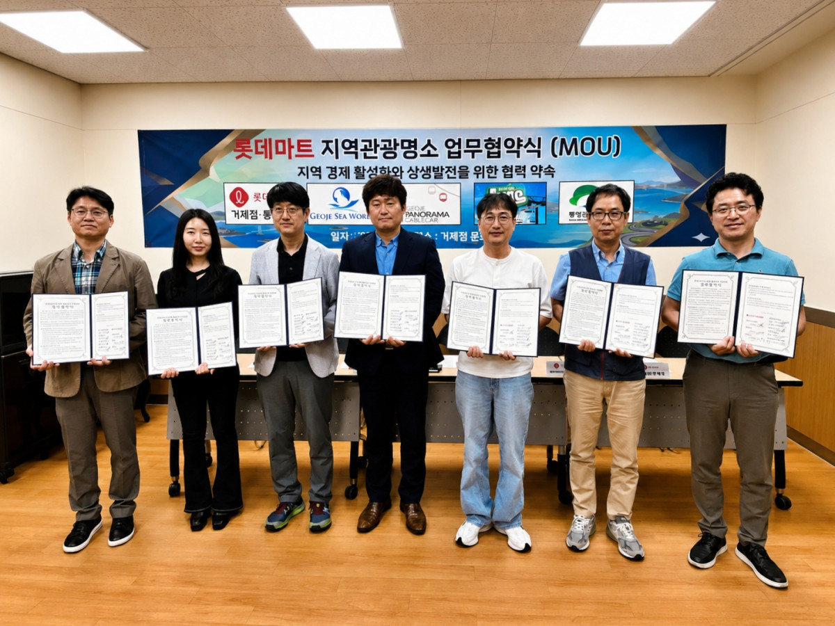 ▲5일 경남 거제시에 위치한 롯데마트 거제점 문화센터에서 배장호 롯데마트 영남서부지역장(오른쪽에서 세번째)을 포함한 지역 관계자 7명이 업무협약식을 체결하고 기념 사진을 찍고 있다. (사진제공=롯데쇼핑)