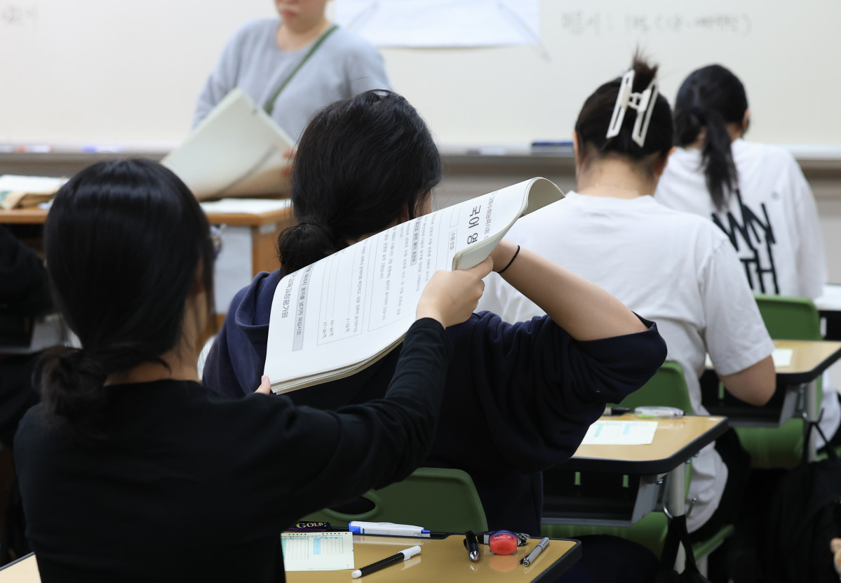 ▲2027학년도 대학수학능력시험 6월 모의평가가 열린 지난달 4일 서울 마포구 서울여자고등학교에서 3학년 학생들이 시험 준비를 하고 있다.