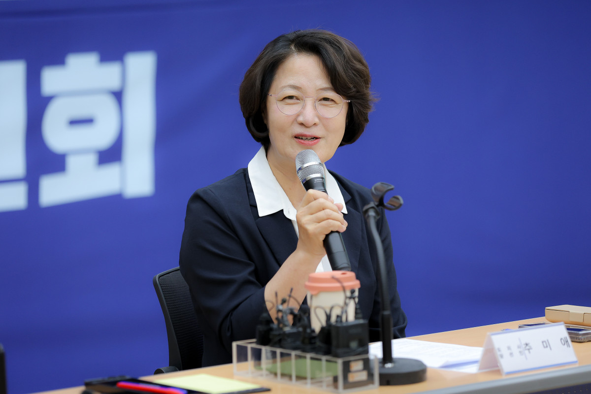 ▲추미애 경기도지사 당선인이 15일 수원시 경기신용보증재단에서 열린 도지사직인수위원회 ‘공정·혁신·포용 경기준비위원회’ 출범식에서 발언하고 있다. (공정·혁신·포용 경기준비위원회)