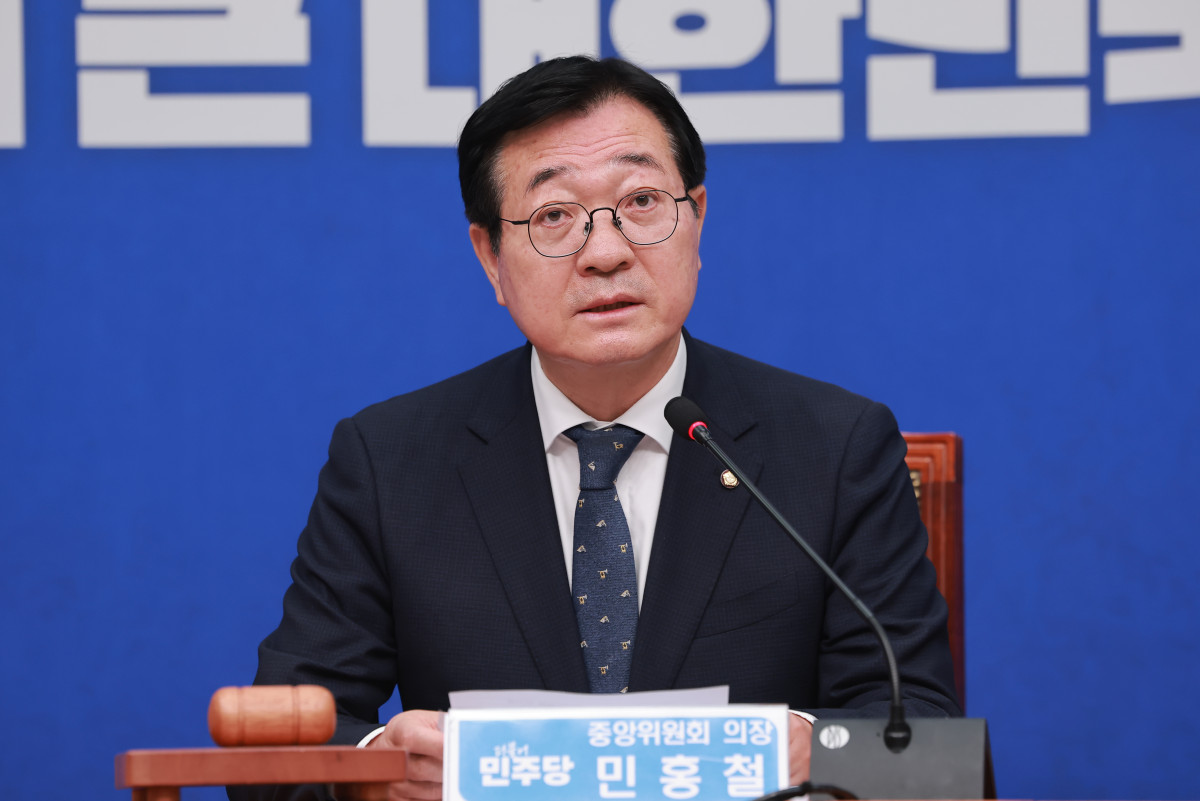 ▲더불어민주당 중앙위원회 의장인 민홍철 의원이 16일 국회에서 열린 제6차 중앙위원회의에 참석해 인사말하고 있다. (연합뉴스)