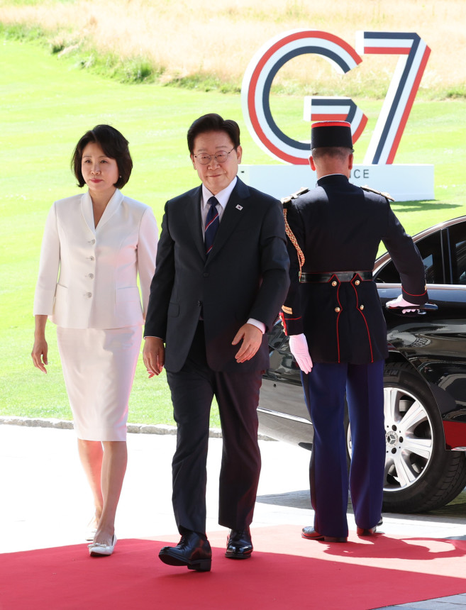 ▲주요 7개국(G7) 정상회의에 참석하는 이재명 대통령과 김혜경 여사가 16일(현지시간) 프랑스 에비앙레뱅 정상회의장에 도착해 행사장으로 향하고 있다. (연합뉴스)