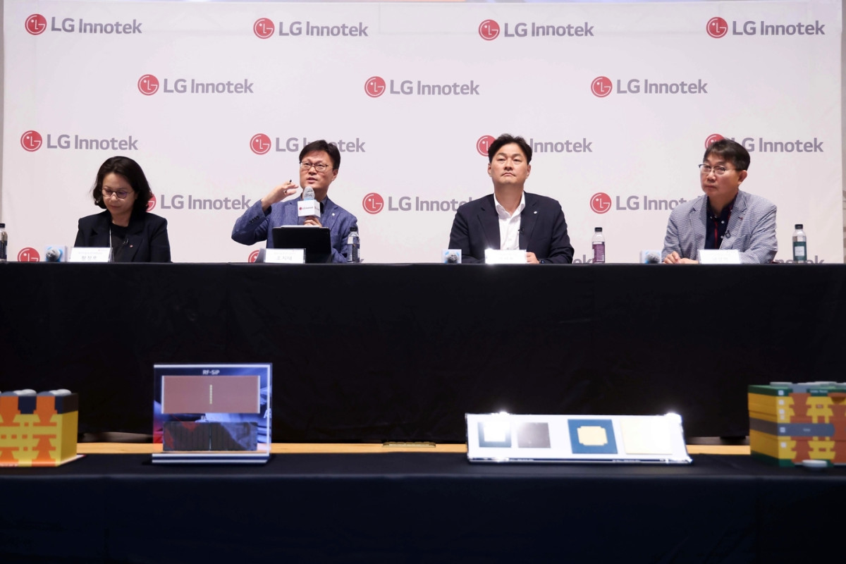 ▲LG이노텍 패키지솔루션사업부 관계자들이 취재진의 질문에 답변하고 있다. 왼쪽부터 황정호 패키지솔루션마케팅담당(상무), 조지태 패키지솔루션사업부장(전무), 명세호 패키지솔루션개발담당(상무), 남상혁 패키지솔루션연구소장(연구위원) (사진제공=LG이노텍)