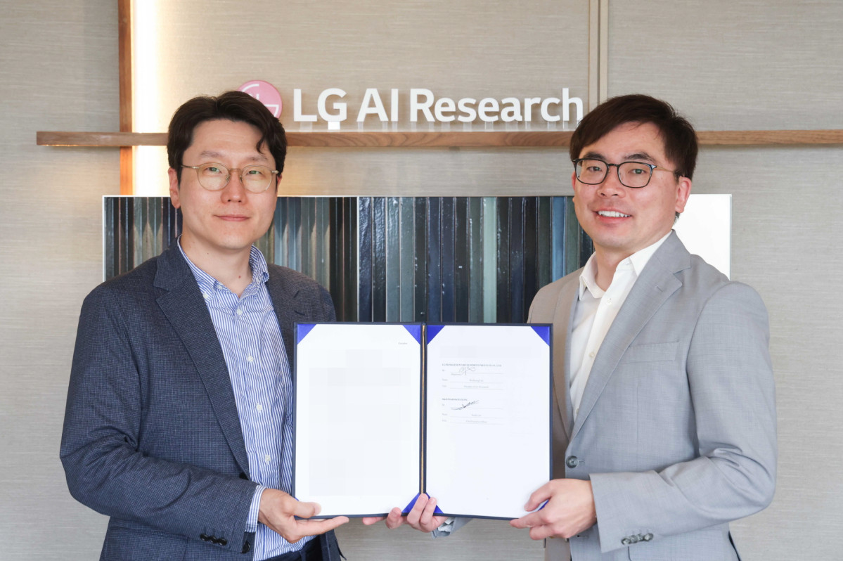 ▲16일 서울 여의도 LG트윈타워에서 임우형(왼쪽) LG AI연구원장과 이슬기 디앤디파마텍 대표가 차세대 펩타이드 신약 공동 개발 사업 본계약을 체결했다. (사진=LG)