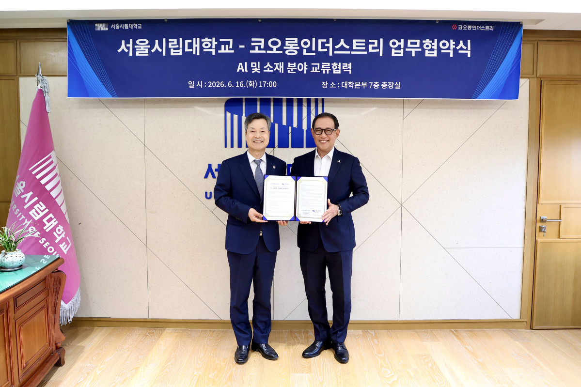▲코오롱인더스트리가 16일 서울시립대학교와 AI 및 소재 분야 산학협력을 위한 업무협약(MOU)를 체결했다. 허성 코오롱인더스트리 사장(오른쪽)과 원용걸 서울시립대 총장이 기념 촬영을 하고 있다. (사진제공=코오롱인더스트리)
