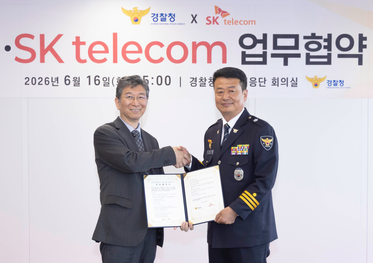 ▲이종현 SK텔레콤 통합보안센터장(CISO, 왼쪽)과 오창배 경찰청 전기통신금융사기 통합대응단장(오른쪽)이 전기통신금융사기 대응 체계 고도화를 위한 ‘악성 앱 분석 및 수사 협력 부속 협약’ 체결 후 기념 촬영을 하는 모습. (사진제공=SKT)