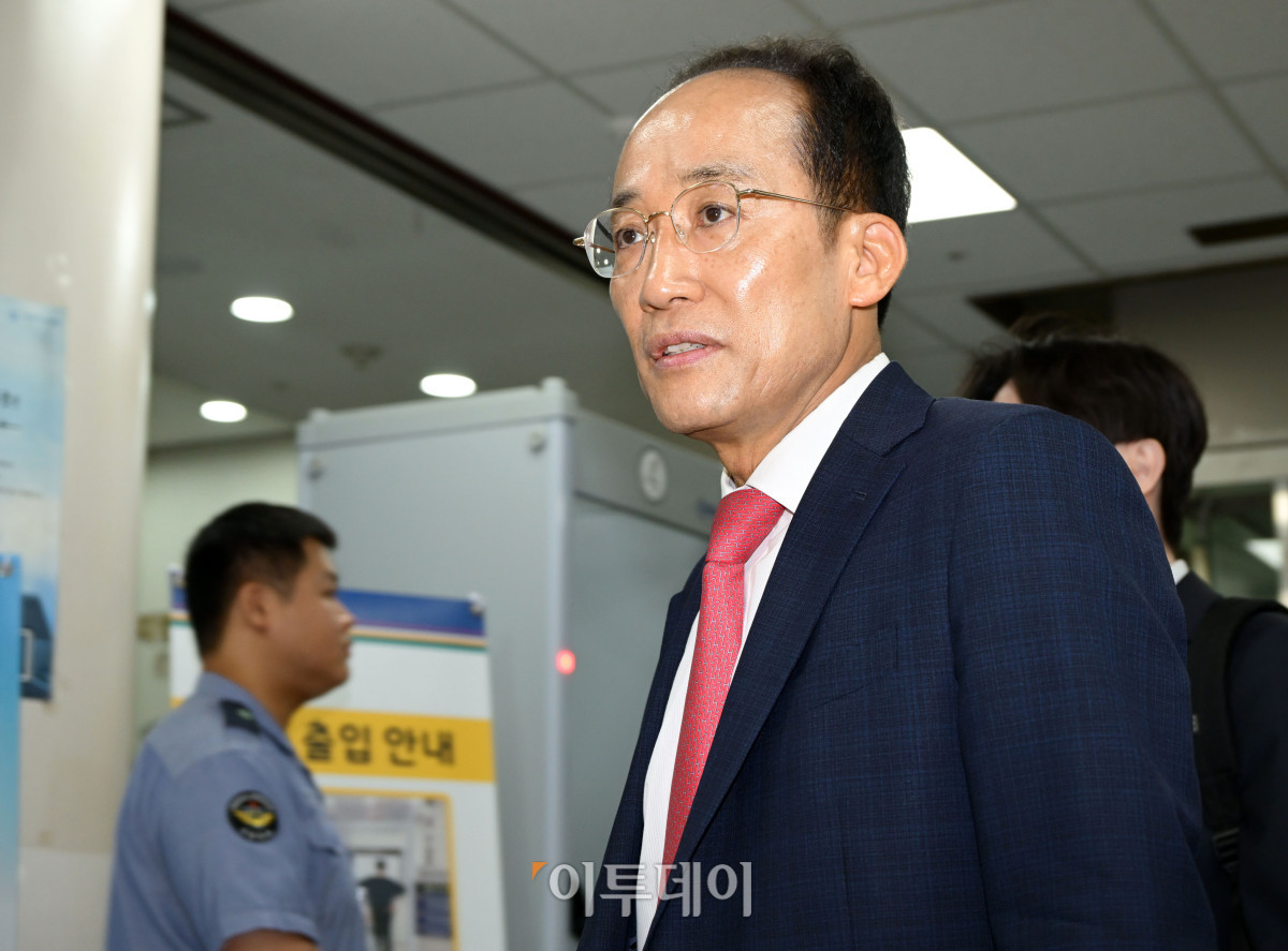 ▲내란 중요임무 종사 혐의로 기소된 추경호 대구시장 당선인이 17일 서울 서초구 서울중앙지방법원에서 열린 1심 속행 공판에 출석하고 있다. 사진공동취재단