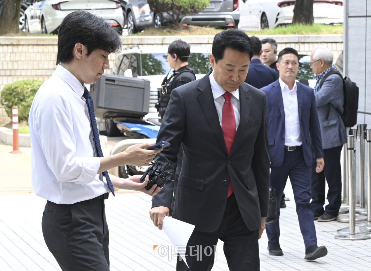 ▲오세훈 서울시장이 17일 서울 서초구 서울중앙지방법원에서 열린 여론조사 대납 의혹 관련 결심공판에 출석하고 있다. 사진공동취재단