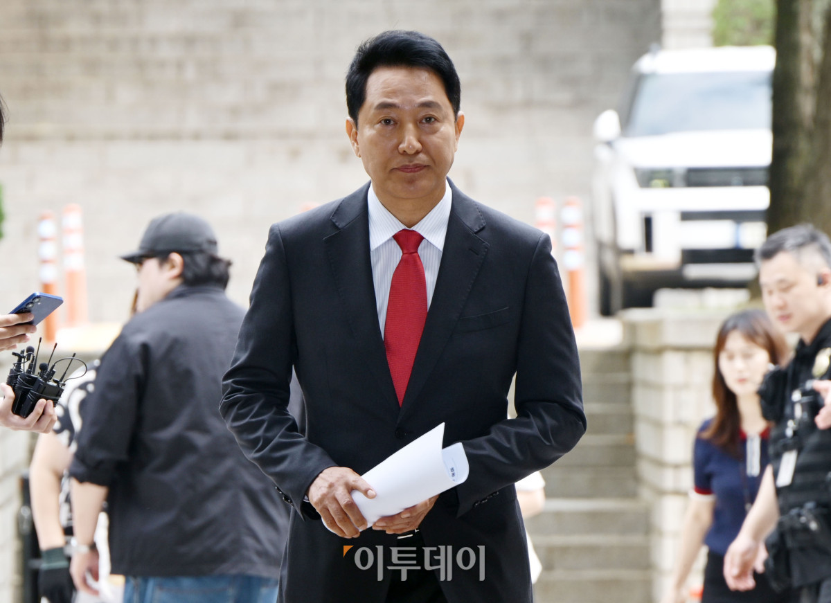▲오세훈 서울시장이 17일 서울 서초구 서울중앙지방법원에서 열린 여론조사 대납 의혹 관련 결심공판에 출석하고 있다. 사진공동취재단