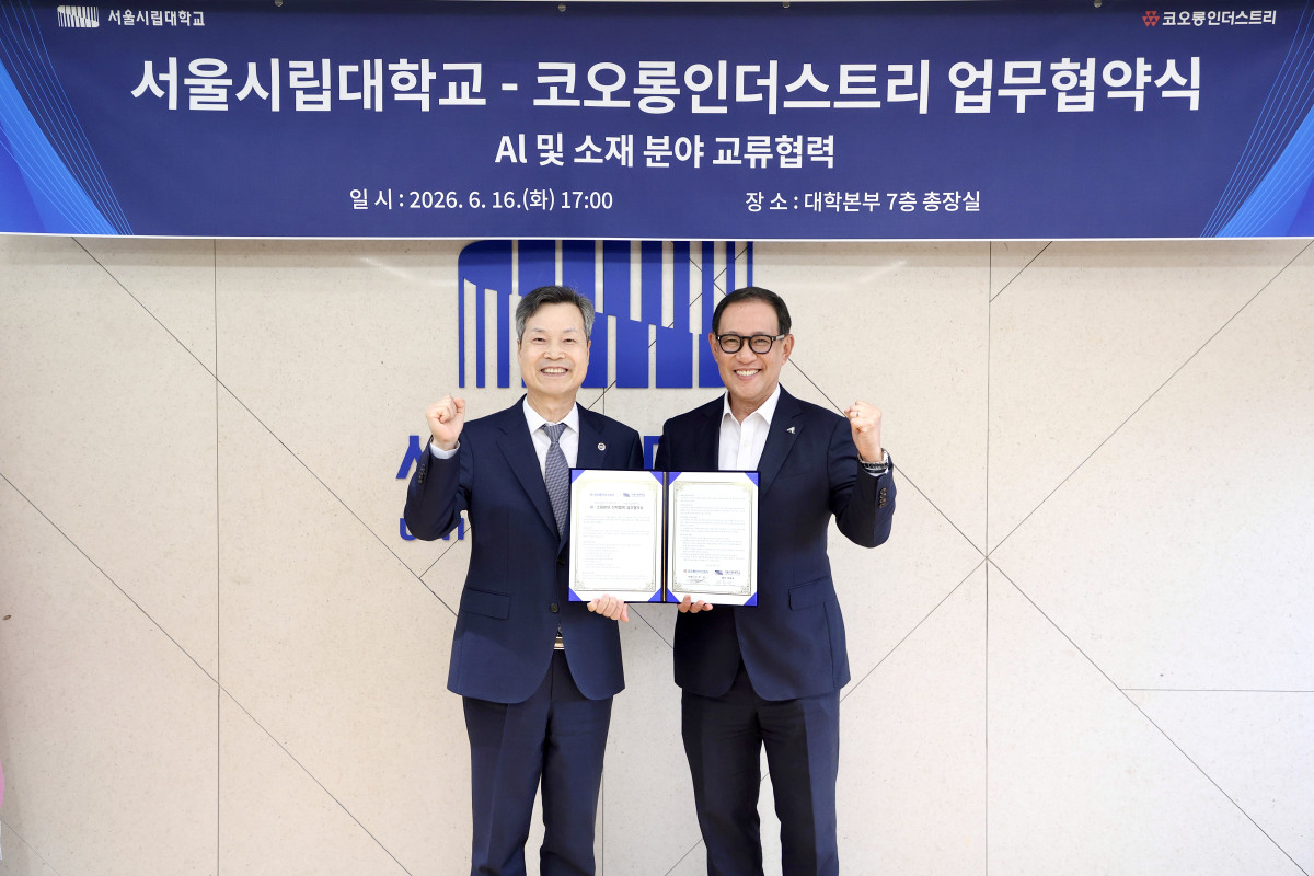 ▲허성(오른쪽) 코오롱인더스트리 사장과 원용걸 서울시립대 총장이 업무협약식에서 기념촬영을 하고 있다. (사진=서울시립대)