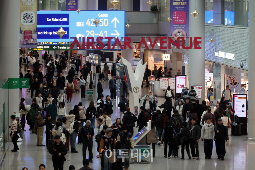 ▲9일 인천국제공항 출국장이 여행객들로 붐비고 있다. 국토교통부·한국항공협회 항공 통계에 따르면 지난해 국내 공항 항공 여객 수는 국제선 수요 회복에 힘입어 1억2500만 명에 육박하며 역대 최고치를 기록했다. 특히 일본·중국 노선 이용객이 크게 늘며 전체 실적을 끌어올렸고, 이는 코로나19 이전인 2019년 연간 여객 수를 넘어선 수준이다. 고이란 기자 photoeran@ (이투데이DB)