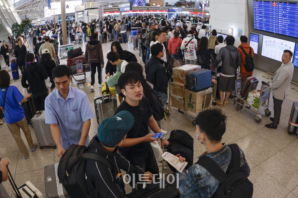 ▲인천국제공항 제1여객터미널이 이용객들로 붐비고 있다. 조현호 기자 hyunho@ (이투데이DB)