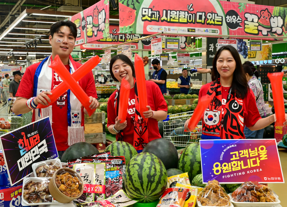 ▲17일 서울 서초구 하나로마트 양재점에서 모델들이 대한민국과 고객을 응원하는 행사를 소개하고 있다. (사진제공 농협유통)