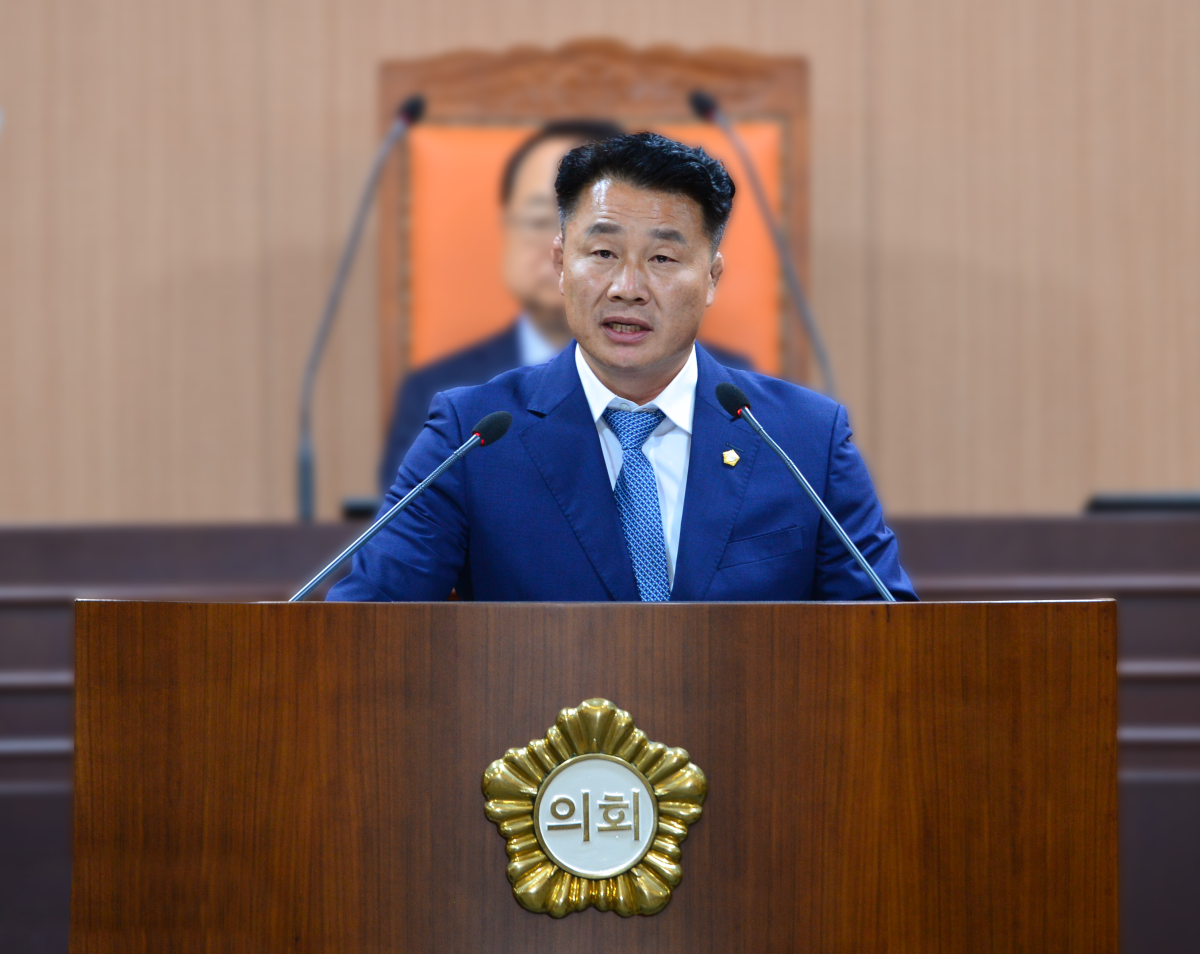 ▲기대서 광주 북구의원이 17일 제310회 임시회 제1차 본회의에서 5분 자유발언을 통해 임기 말 추가경정예산안 편성의 문제점을 지적하고 있다. (사진제공=광주광역시 북구의회)