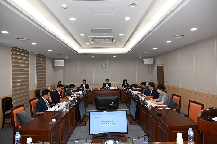 ▲남원시의회 자치행정위원회가 제280회 임시회에서 2027년도 국가예산 확보 추진상황 보고를 받고 주요 현안을 점검하고 있다. (사진제공=남원시의회)