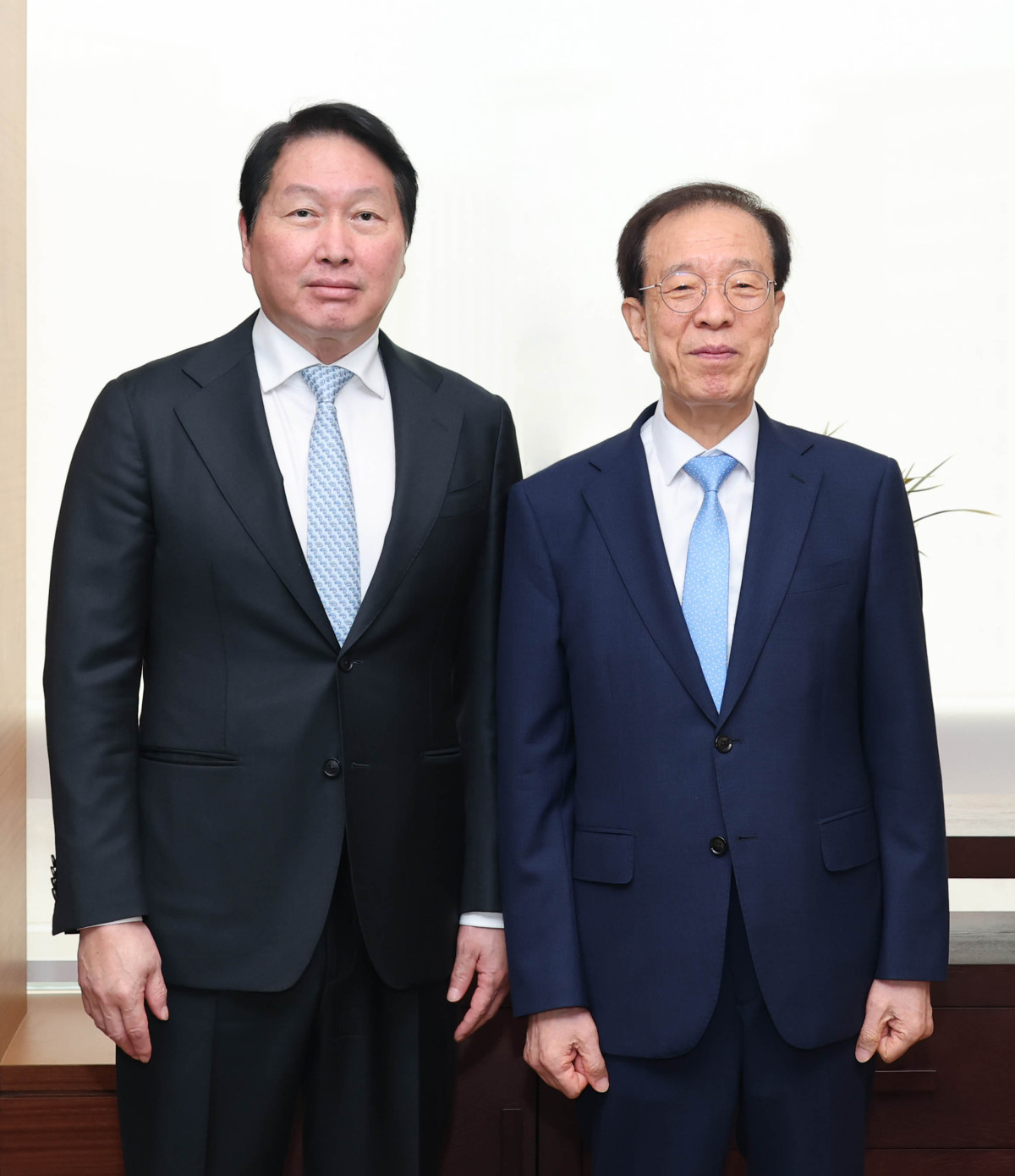 ▲최태원 대한상의 회장(왼쪽)과 이석연 국민통합위원회 위원장이 기념촬영을 하고 있다. (사진=대한상공회의소)
