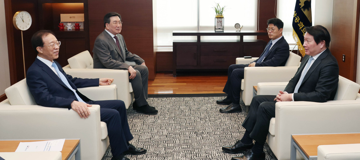 ▲최태원 대한상의 회장(오른쪽 첫번째)과 이석연 국민통합위원회 위원장(왼쪽 첫번째)이 '성장과 통합의 선순환을 통해 지속가능한 사회를 만들어 나가기 위한 협력 방안'에 대해 논의하고 있다. (사진=대한상공회의소)