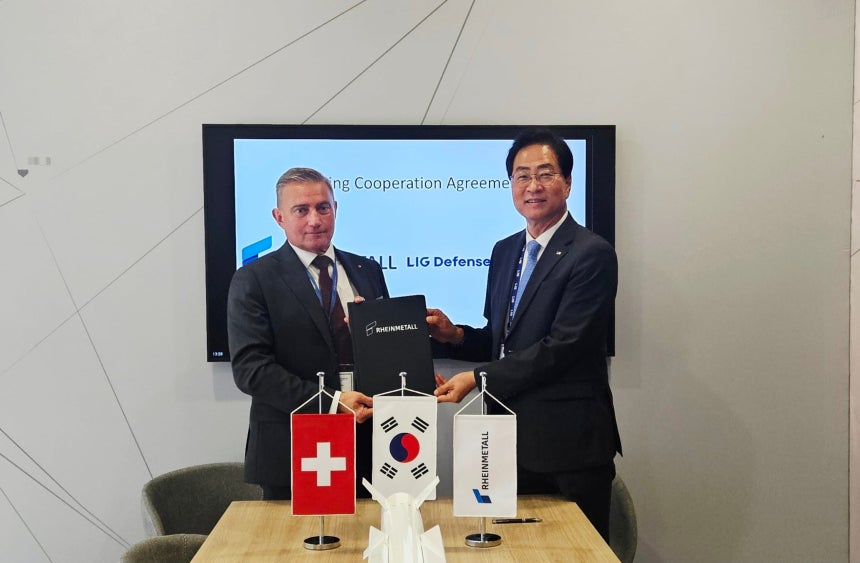 ▲LIG D&A와 라인메탈 에어디펜스가 전략적 파트너십을 맺고, 유럽 및 나토(NATO)에 대한 첨단 방공 시스템 공급을 위해 전방위적 협력을 추진한다. 이현수 LIG D&A 해외사업부문장(오른쪽)과 올리버 뒤르 라인메탈 에어디펜스 CEO. (LIG D&A)