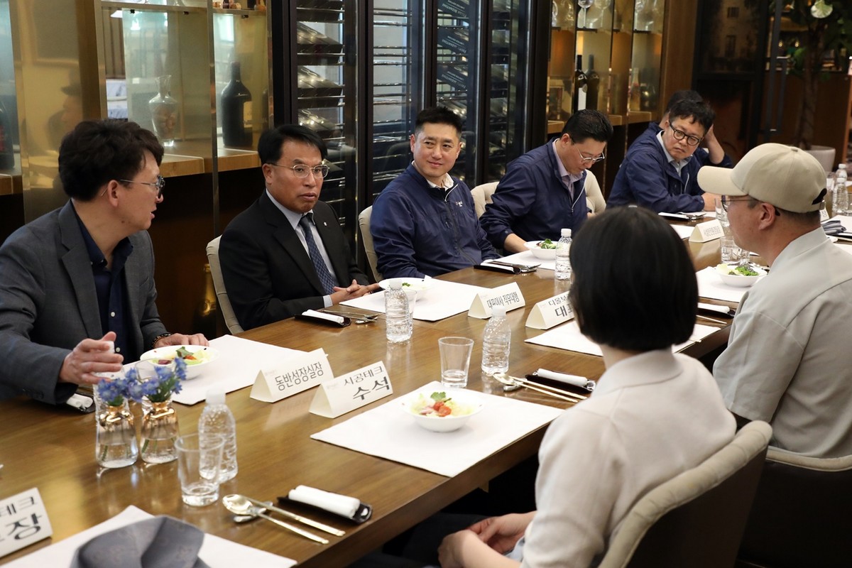 ▲남한규 강원랜드 대표이사 직무대행(뒷줄 왼쪽에서 두 번째)이 M650 관련 계약업체 관계자들과 간담회를 진행하고 있다. (사진제공=강원랜드)