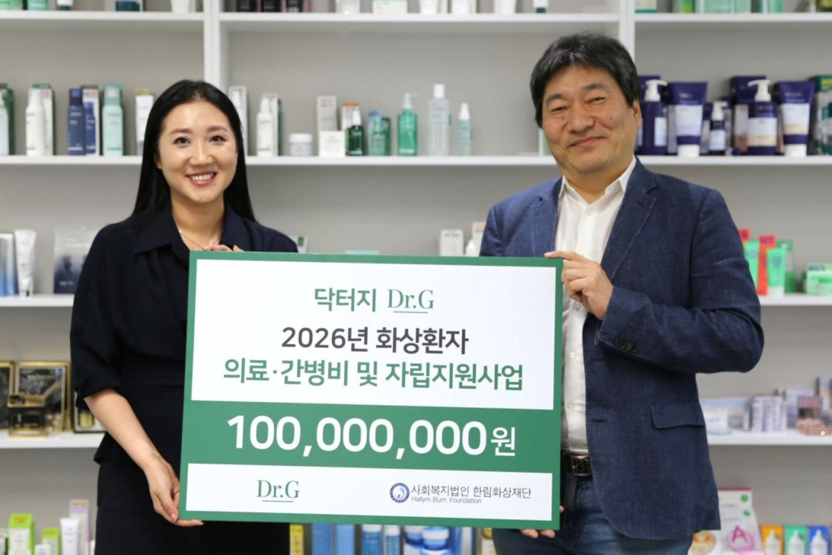 ▲16일 경기도 성남시 분당구 닥터지 본사에서 안정은(오른쪽) 닥터지 대표이사와 허준 한림화상재단 이사장이 기념촬영을 하고 있다. (사진제공=닥터지)