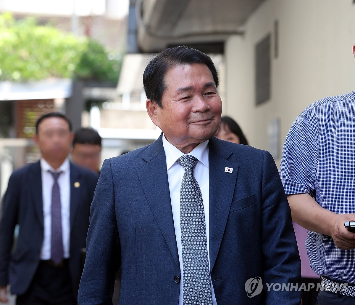 ▲불법선거운동과 뇌물수수 혐의로 재판에 넘겨진 신경호 강원도교육감이 17일 춘천지법에서 열린 항소심 선고공판에 참석하고 있다. (연합뉴스)