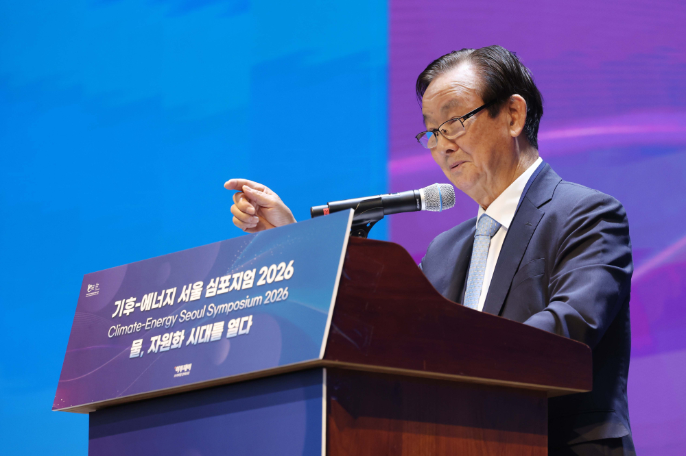▲17일 서울 강남구 ST센터에서 열린 ‘기후-에너지 서울 심포지엄(CESS) 2026’에서 대회위원장인 곽결호 한국물포럼 총재가 인사말을 하고 있다. ‘물, 자원화 시대를 열다’를 주제로 이투데이와 한국물포럼이 주관한 CESS(Climate Change-Energy Seoul Symposium)2026은 기후변화-에너지 프레임의 중심에 ‘물’을 놓고 가치의 재정의와 자원화 관점에서 물 산업의 오늘과 내일을 조망하는 자리다. 신태현 기자 holjjak@ (이투데이DB)