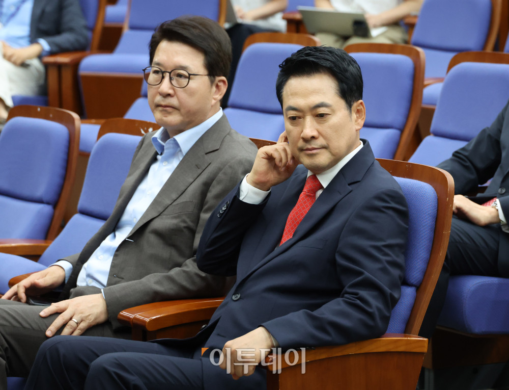 ▲장동혁(오른쪽) 국민의힘 대표가 17일 서울 여의도 국회에서 열린 의원총회에 참석하고 있다. 고이란 기자 photoeran@