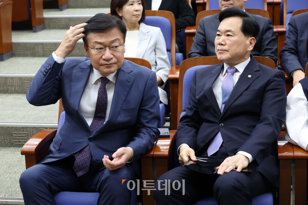 ▲정점식(왼쪽) 국민의힘 원내대표가 17일 서울 여의도 국회에서 열린 의원총회에 참석하고 있다. 고이란 기자 photoeran@