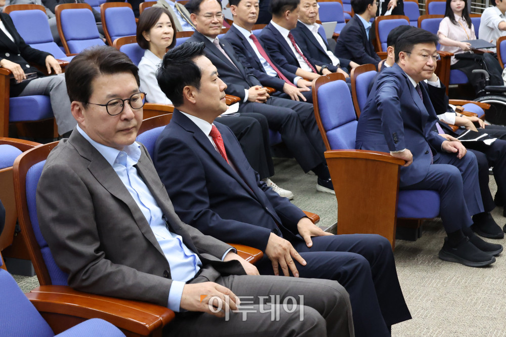 ▲장동혁(앞줄 왼쪽 두번째) 국민의힘 대표와 정점식(앞줄 왼쪽 세번째) 원내대표가 17일 서울 여의도 국회에서 열린 의원총회에 참석하고 있다. 고이란 기자 photoeran@