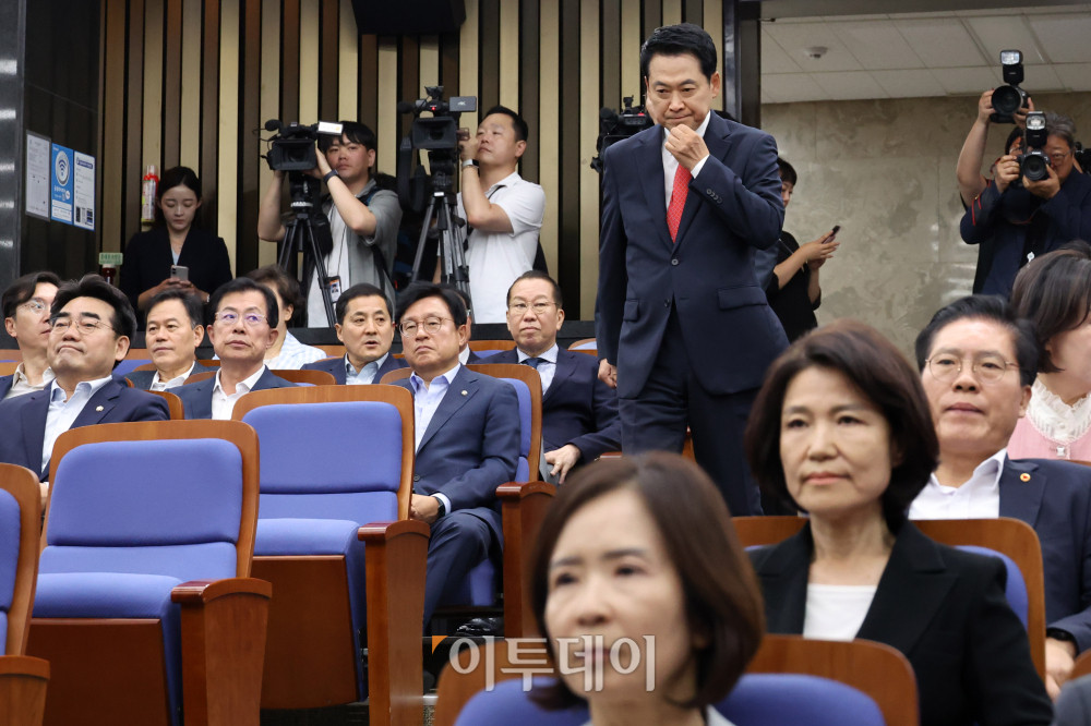 ▲장동혁 국민의힘 대표가 17일 서울 여의도 국회에서 열린 의원총회에 참석하고 있다. 고이란 기자 photoeran@