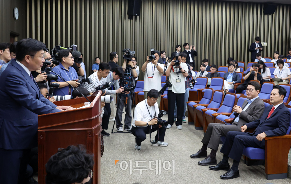 ▲장동혁(오른쪽) 국민의힘 대표가 17일 서울 여의도 국회에서 열린 의원총회에서 정점식 원내대표의 발언을 듣고 있다. 고이란 기자 photoeran@