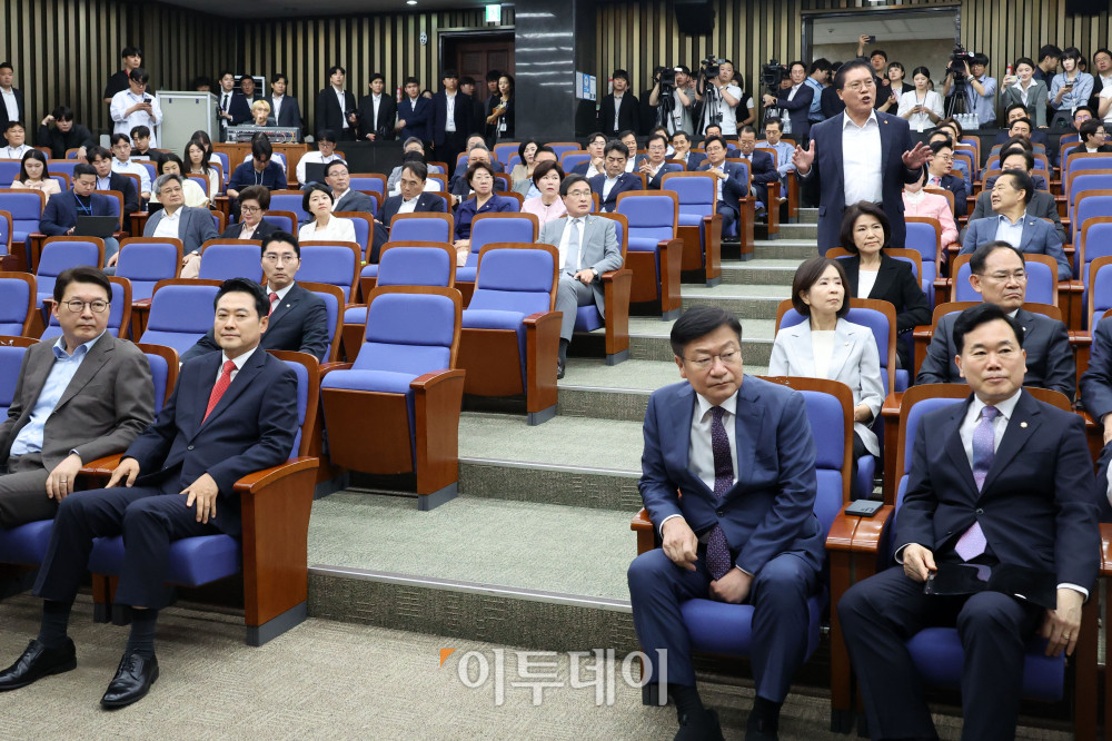 ▲장동혁(앞줄 왼쪽 두번째) 국민의힘 대표와 정점식(앞줄 왼쪽 세번째) 원내대표가 17일 서울 여의도 국회에서 열린 의원총회에 참석한 가운데 송석준 의원이 발언권을 요청하고 있다. 고이란 기자 photoeran@