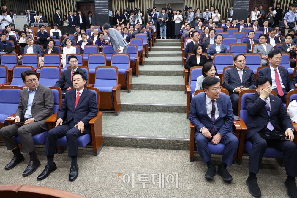 ▲장동혁(앞줄 왼쪽 두번째) 국민의힘 대표와 정점식(앞줄 왼쪽 세번째) 원내대표가 17일 서울 여의도 국회에서 열린 의원총회에 참석한 가운데 송석준 의원이 발언권을 요청하고 있다. 고이란 기자 photoeran@