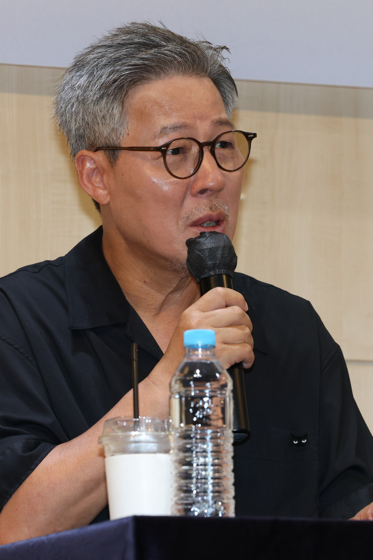 ▲천명관 작가가 17일 서울 마포구 서교동 창비에서 열린 장편소설 '아코디언' 출간 기념 기자간담회에서 인사말을 하고 있다. (연합뉴스)