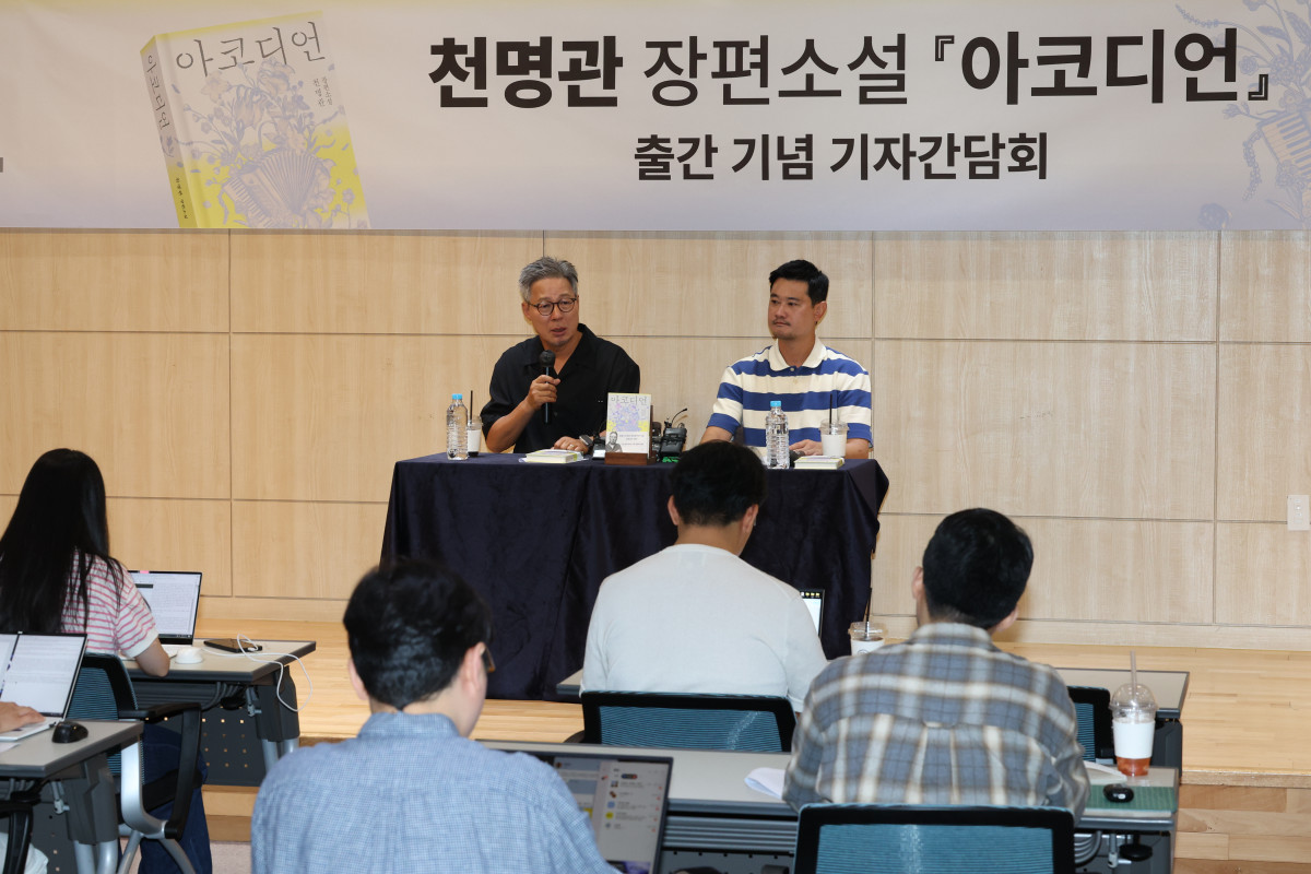 ▲천명관 작가가 17일 서울 마포구 서교동 창비에서 열린 장편소설 '아코디언' 출간 기념 기자간담회에서 인사말을 하고 있다. (연합뉴스)
