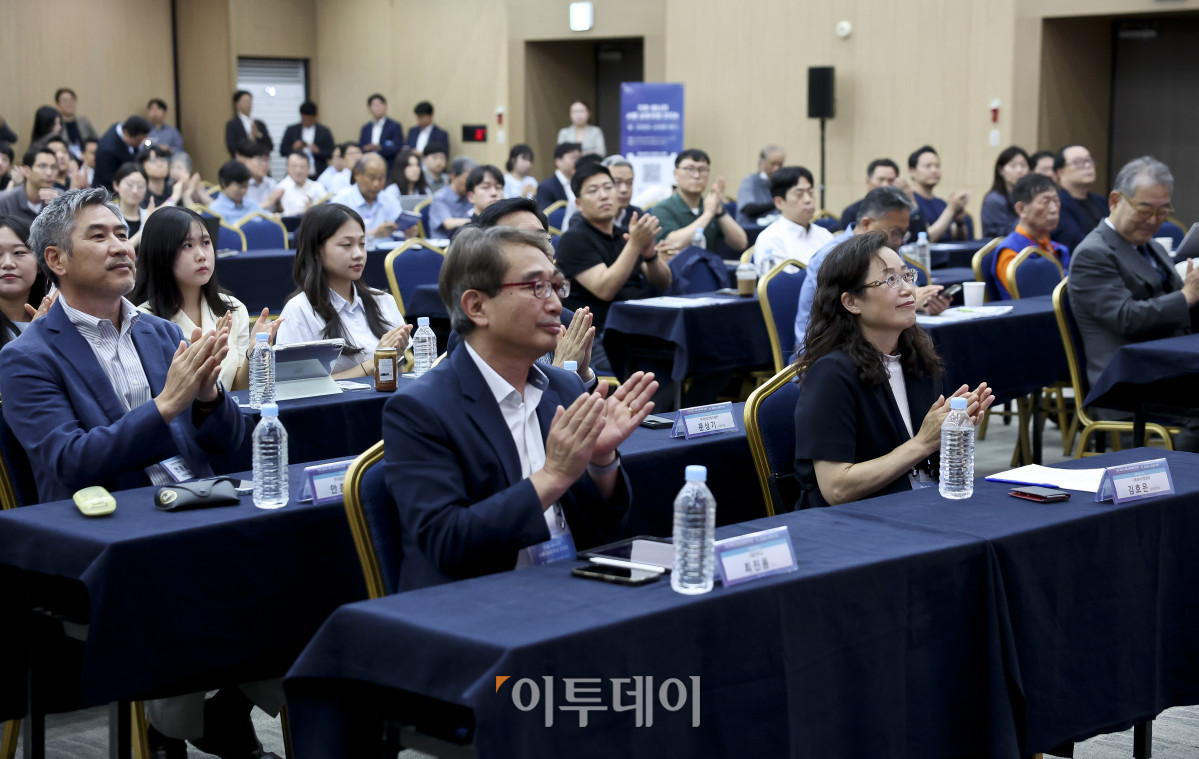 ▲17일 서울 강남구 ST센터에서 열린 ‘기후-에너지 서울 심포지엄(CESS) 2026’에서 참석자들이 박수를 치고 있다. ‘물, 자원화 시대를 열다’를 주제로 이투데이와 한국물포럼이 주관한 CESS(Climate Change-Energy Seoul Symposium)2026은 기후변화-에너지 프레임의 중심에 ‘물’을 놓고 가치의 재정의와 자원화 관점에서 물 산업의 오늘과 내일을 조망하는 자리다. 고성준 기자 joonko1@