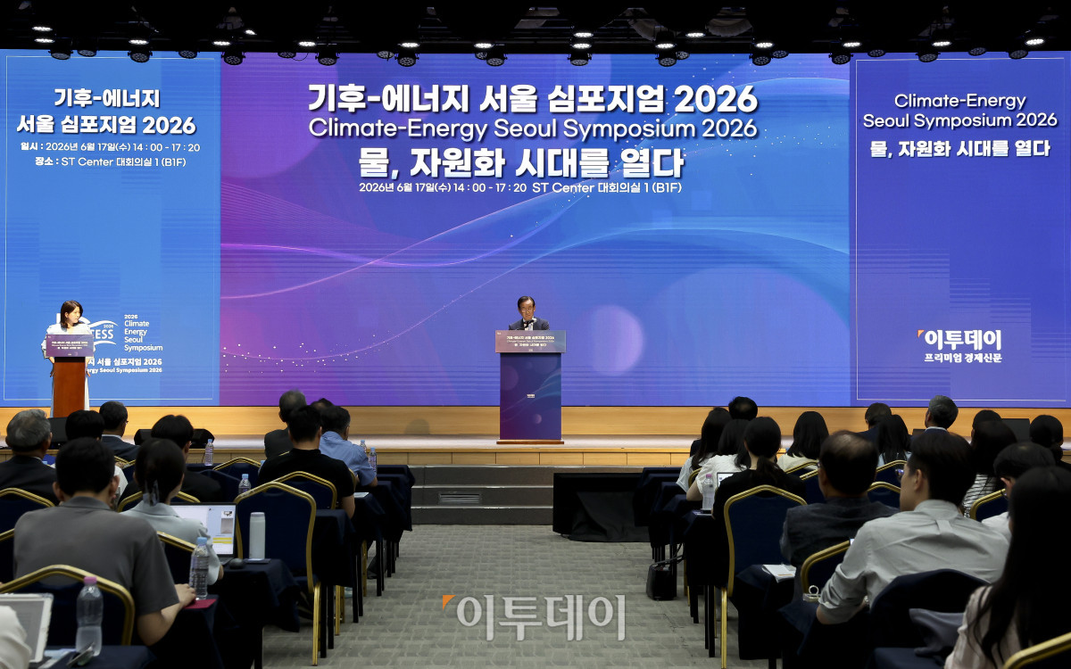 ▲17일 서울 강남구 ST센터에서 열린 ‘기후-에너지 서울 심포지엄(CESS) 2026’에서 대회위원장인 곽결호 한국물포럼 총재가 인사말을 하고 있다. ‘물, 자원화 시대를 열다’를 주제로 이투데이와 한국물포럼이 주관한 CESS(Climate Change-Energy Seoul Symposium)2026은 기후변화-에너지 프레임의 중심에 ‘물’을 놓고 가치의 재정의와 자원화 관점에서 물 산업의 오늘과 내일을 조망하는 자리다. 고성준 기자 joonko1@