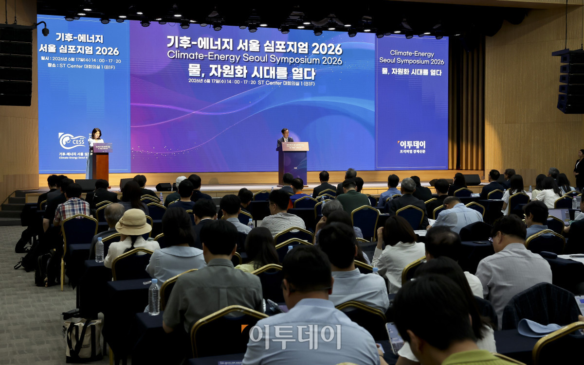 ▲17일 서울 강남구 ST센터에서 열린 ‘기후-에너지 서울 심포지엄(CESS) 2026’에서 대회위원장인 곽결호 한국물포럼 총재가 인사말을 하고 있다. ‘물, 자원화 시대를 열다’를 주제로 이투데이와 한국물포럼이 주관한 CESS(Climate Change-Energy Seoul Symposium)2026은 기후변화-에너지 프레임의 중심에 ‘물’을 놓고 가치의 재정의와 자원화 관점에서 물 산업의 오늘과 내일을 조망하는 자리다. 고성준 기자 joonko1@