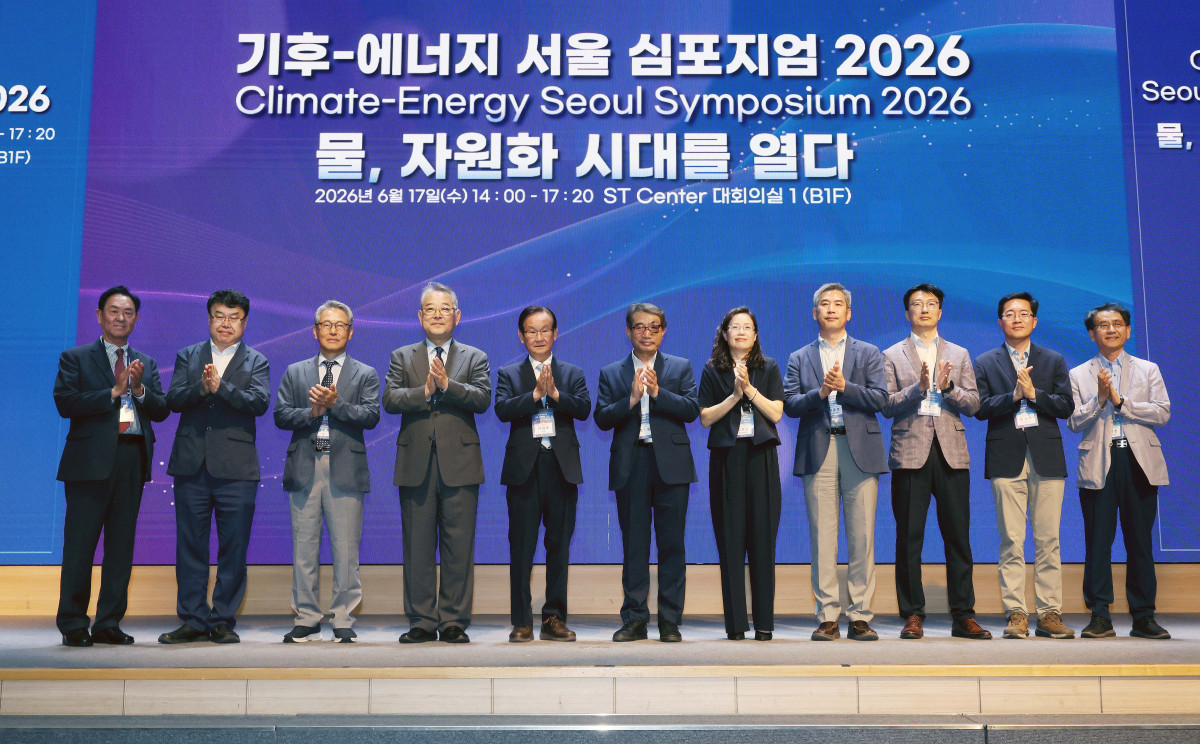 ▲17일 서울 강남구 ST센터에서 열린 ‘기후-에너지 서울 심포지엄(CESS) 2026’에서 대회위원장인 곽결호 한국물포럼 총재, 이종재 이투데이 대표이사 부회장 등 내빈들이 기념촬영을 하고 있다. ‘물, 자원화 시대를 열다’를 주제로 이투데이와 한국물포럼이 주관한 CESS(Climate Change-Energy Seoul Symposium)2026은 기후변화-에너지 프레임의 중심에 ‘물’을 놓고 가치의 재정의와 자원화 관점에서 물 산업의 오늘과 내일을 조망하는 자리다. 신태현 기자 holjjak@