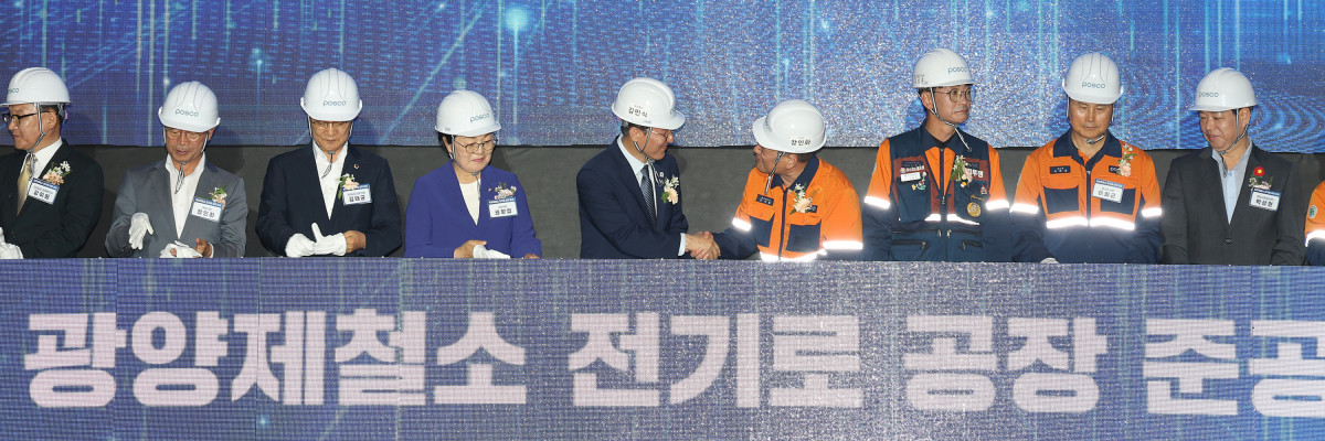 ▲김민석 국무총리와 장인화 포스코그룹 회장이 17일 전남 광양시 포스코 광양제철소에서 열린 전기로 준공식에서 스위칭 세리머니를 마친 뒤 악수하고 있다. (연합뉴스)
