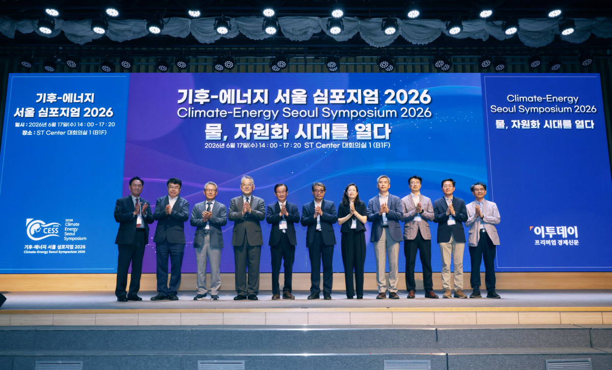 ▲17일 서울 강남구 ST센터에서 열린 ‘기후-에너지 서울 심포지엄(CESS) 2026’에서 대회위원장인 곽결호 한국물포럼 총재, 이종재 이투데이 대표이사 부회장 등 내빈들이 기념촬영을 하고 있다. ‘물, 자원화 시대를 열다’를 주제로 이투데이와 한국물포럼이 주관한 CESS(Climate Change-Energy Seoul Symposium)2026은 기후변화-에너지 프레임의 중심에 ‘물’을 놓고 가치의 재정의와 자원화 관점에서 물 산업의 오늘과 내일을 조망하는 자리다. 신태현 기자 holjjak@