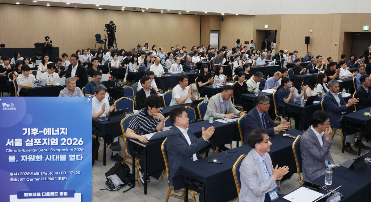 ▲17일 서울 강남구 ST센터에서 열린 ‘기후-에너지 서울 심포지엄(CESS) 2026’에서 참석자들이 전문가의 강연을 경청하고 있다. ‘물, 자원화 시대를 열다’를 주제로 이투데이와 한국물포럼이 주관한 CESS(Climate Change-Energy Seoul Symposium)2026은 기후변화-에너지 프레임의 중심에 ‘물’을 놓고 가치의 재정의와 자원화 관점에서 물 산업의 오늘과 내일을 조망하는 자리다. 신태현 기자 holjjak@
