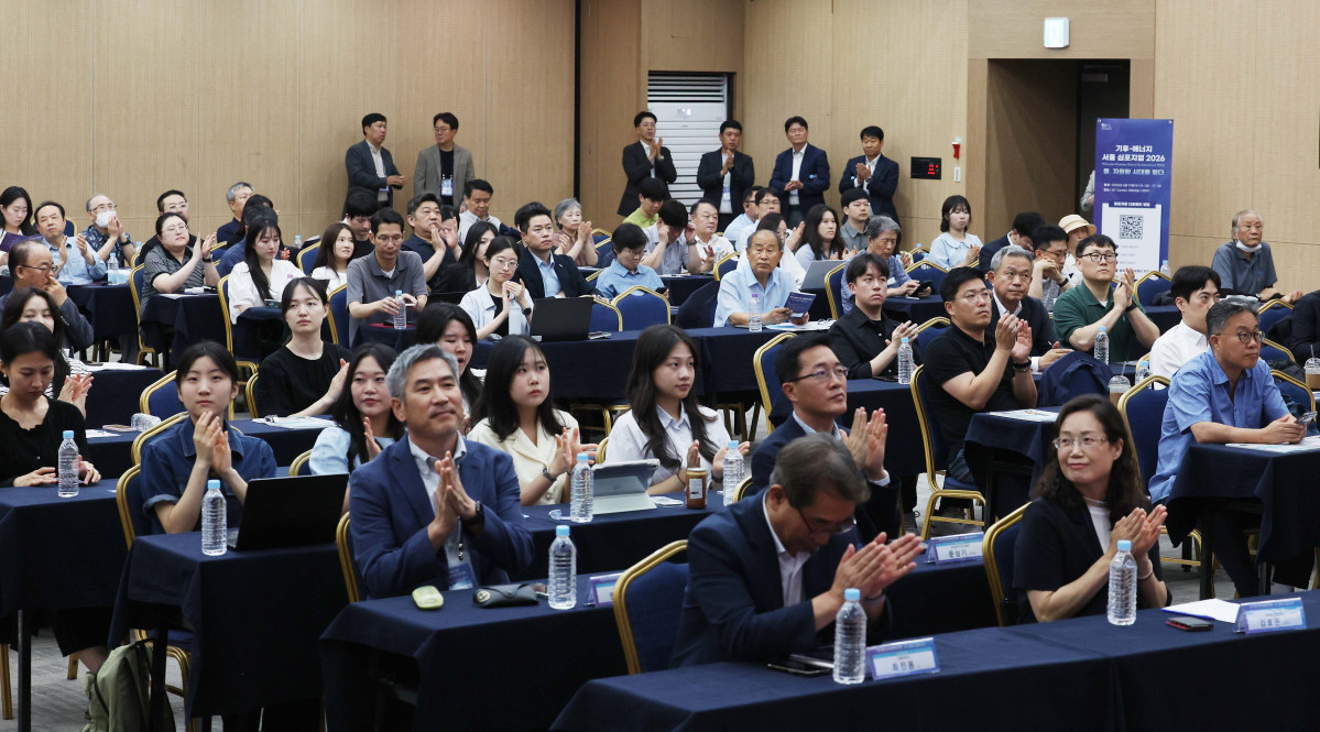 ▲17일 서울 강남구 ST센터에서 열린 ‘기후-에너지 서울 심포지엄(CESS) 2026’에서 참석자들이 전문가의 강연을 경청하고 있다. ‘물, 자원화 시대를 열다’를 주제로 이투데이와 한국물포럼이 주관한 CESS(Climate Change-Energy Seoul Symposium)2026은 기후변화-에너지 프레임의 중심에 ‘물’을 놓고 가치의 재정의와 자원화 관점에서 물 산업의 오늘과 내일을 조망하는 자리다. 신태현 기자 holjjak@