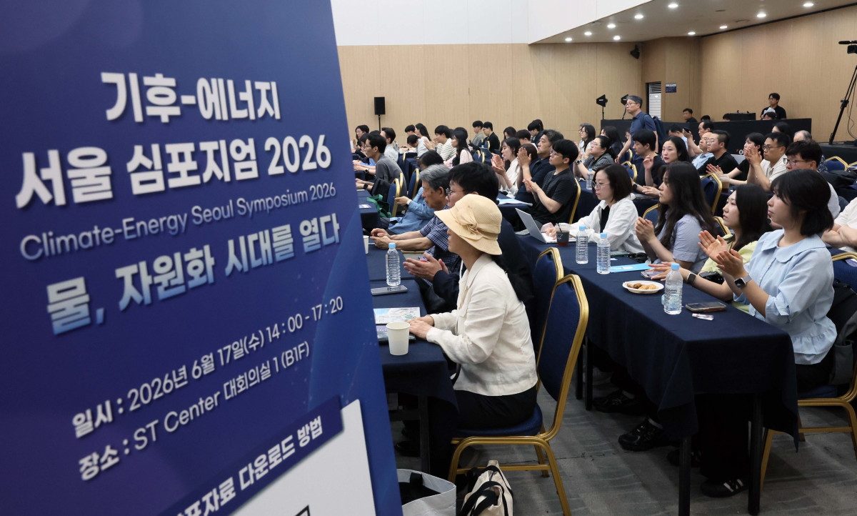 ▲17일 서울 강남구 ST센터에서 열린 ‘기후-에너지 서울 심포지엄(CESS) 2026’에서 참석자들이 전문가의 강연을 경청하고 있다. ‘물, 자원화 시대를 열다’를 주제로 이투데이와 한국물포럼이 주관한 CESS(Climate Change-Energy Seoul Symposium)2026은 기후변화-에너지 프레임의 중심에 ‘물’을 놓고 가치의 재정의와 자원화 관점에서 물 산업의 오늘과 내일을 조망하는 자리다. 신태현 기자 holjjak@