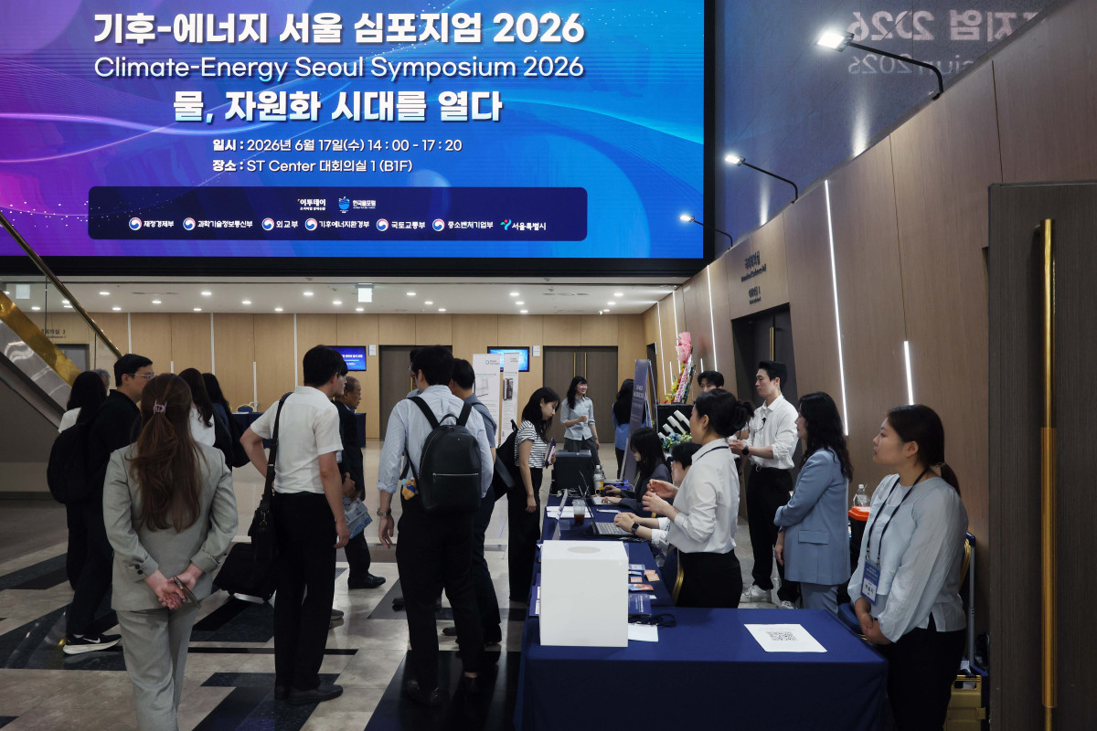 ▲17일 서울 강남구 ST센터에서 열린 ‘기후-에너지 서울 심포지엄(CESS) 2026’에서 참석자들이 등록을 하고 있다. ‘물, 자원화 시대를 열다’를 주제로 이투데이와 한국물포럼이 주관한 CESS(Climate Change-Energy Seoul Symposium)2026은 기후변화-에너지 프레임의 중심에 ‘물’을 놓고 가치의 재정의와 자원화 관점에서 물 산업의 오늘과 내일을 조망하는 자리다. 신태현 기자 holjjak@