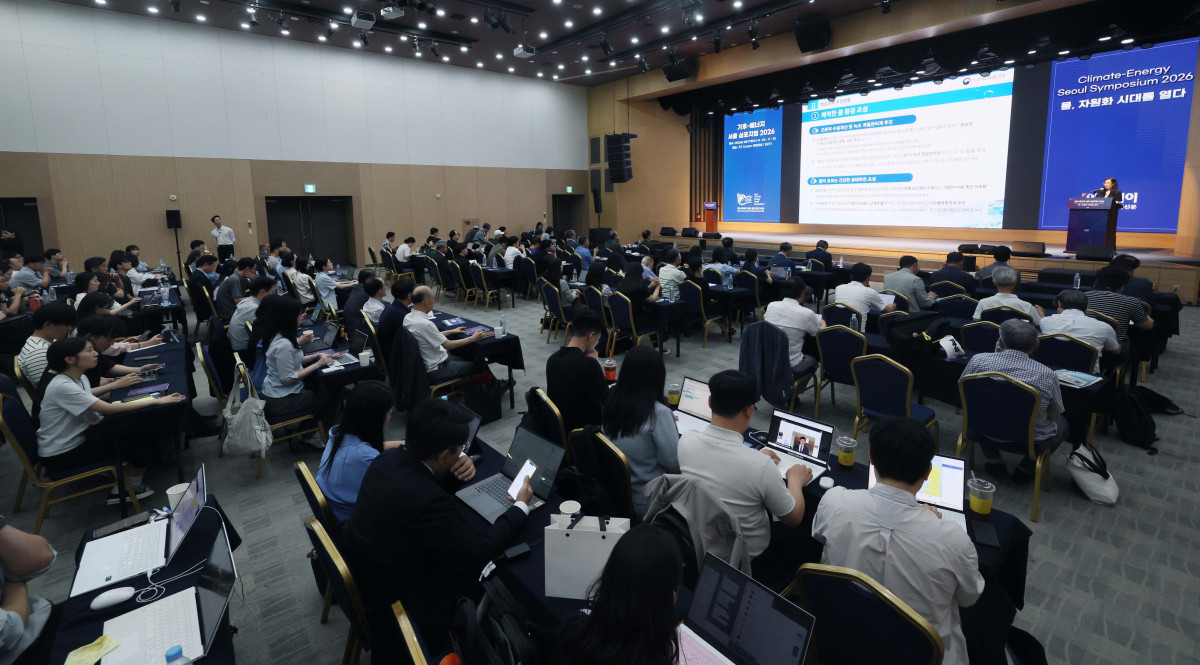 ▲김호은 기후에너지환경부 물이용정책관이 17일 서울 강남구 ST센터에서 열린 ‘기후-에너지 서울 심포지엄(CESS) 2026’에서 ‘기후위기 AI시대, 물 자원의 중요성’을 주제로 기조연설을 하고 있다. ‘물, 자원화 시대를 열다’를 주제로 이투데이와 한국물포럼이 주관한 CESS(Climate Change-Energy Seoul Symposium)2026은 기후변화-에너지 프레임의 중심에 ‘물’을 놓고 가치의 재정의와 자원화 관점에서 물 산업의 오늘과 내일을 조망하는 자리다. 신태현 기자 holjjak@